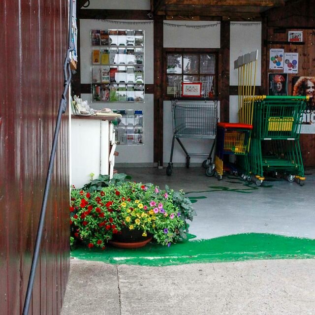 Eingangsbereich mit Fachwerkwand im Naturkostladen Häcklingen in Lüneburg