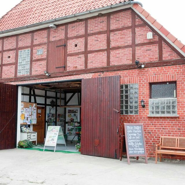 Vorderansicht mit offenem Tor des Naturkostladen Häcklingen in Lüneburg