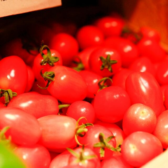 Kiste mit Bio-Tomaten im Bioladen Lüneburg Häcklingen