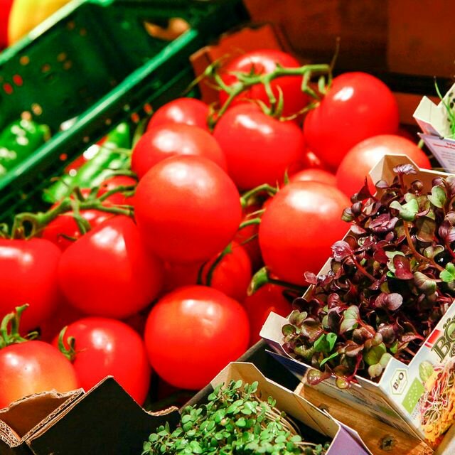 Bio-Tomaten in einer Kiste im Bioladen Lüneburg - Naturkostladen Häcklingen