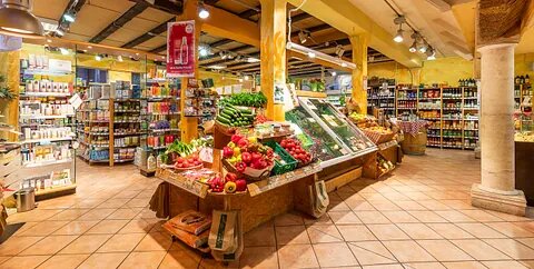 Gemüseauslage und Regalreihen mit Biolebensmitteln im Bioladen Naturkostladen Häcklingen in Lüneburg