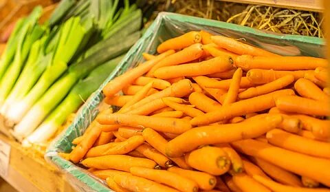 Kiste mit Bio-Möhren im Biomarkt Lüneburg - Naturkostladen Häcklingen