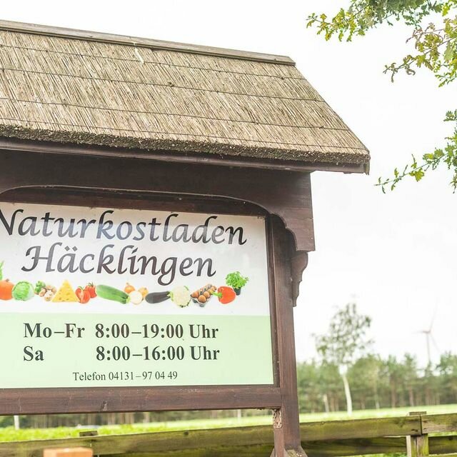 Schild mit Öffnungszeiten vor dem Naturkostladen Häcklingen in Lüneburg