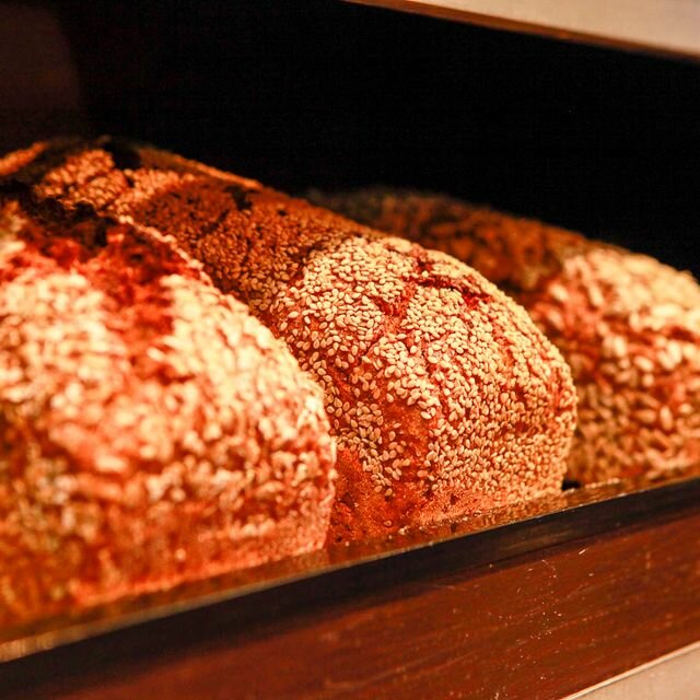 Bio-Brot im Regal im Bioladen Lüneburg - Naturkostladen Häcklingen